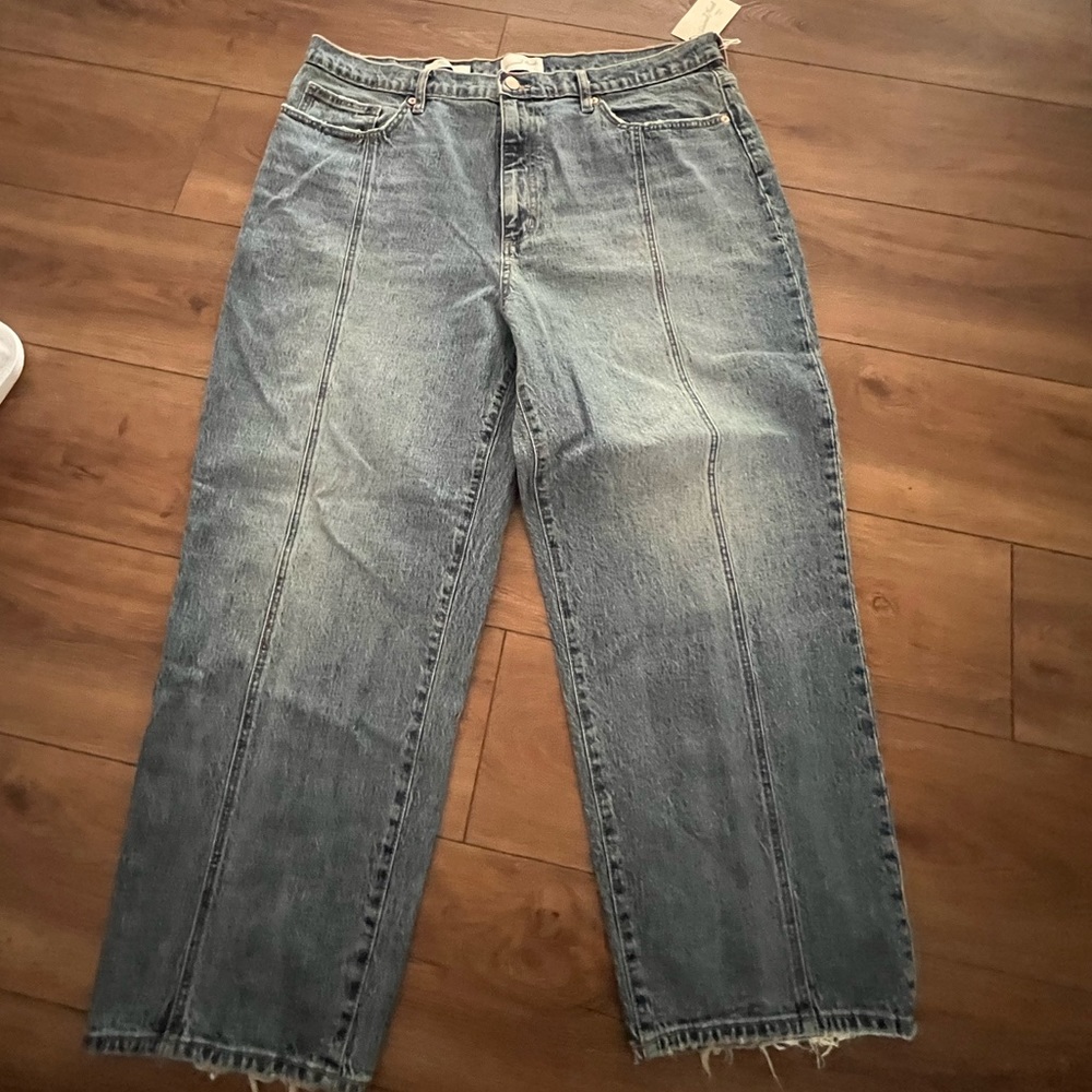 NWT centre hem detail high waisted straight leg medium wash jeans size 18